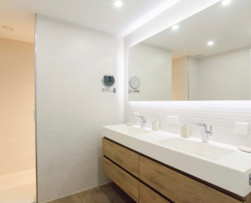 16 magníficas ideas con estantes y estanterías para baños pequeños